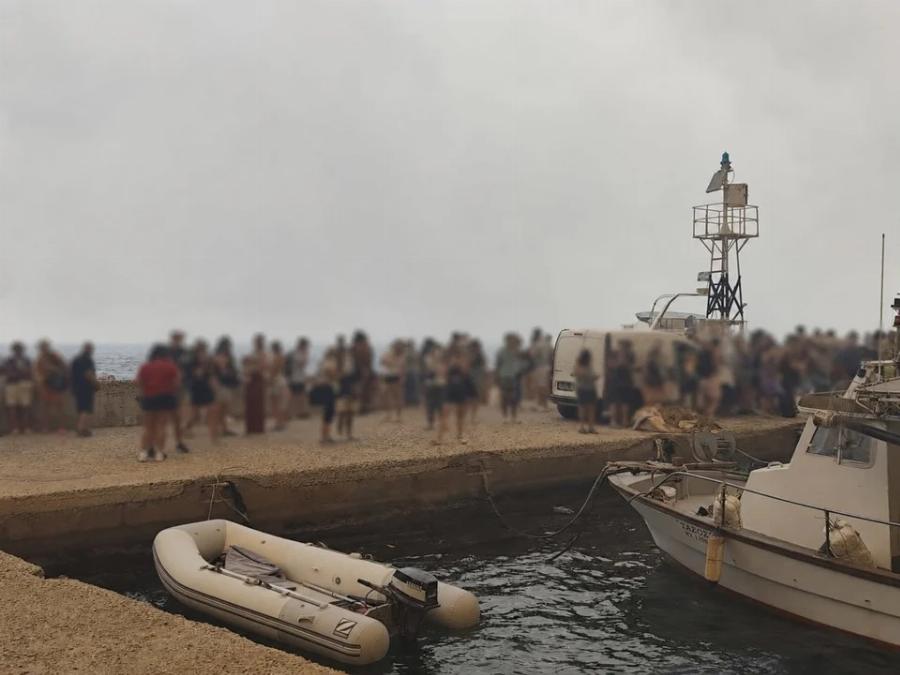 Με πλωτά μέσα η εκκένωση του Αγίου Βασίλειου, συγκλονιστικές εικόνες – Σε δύο στάδια η επιχείρηση, απομακρύνονται και οδικώς