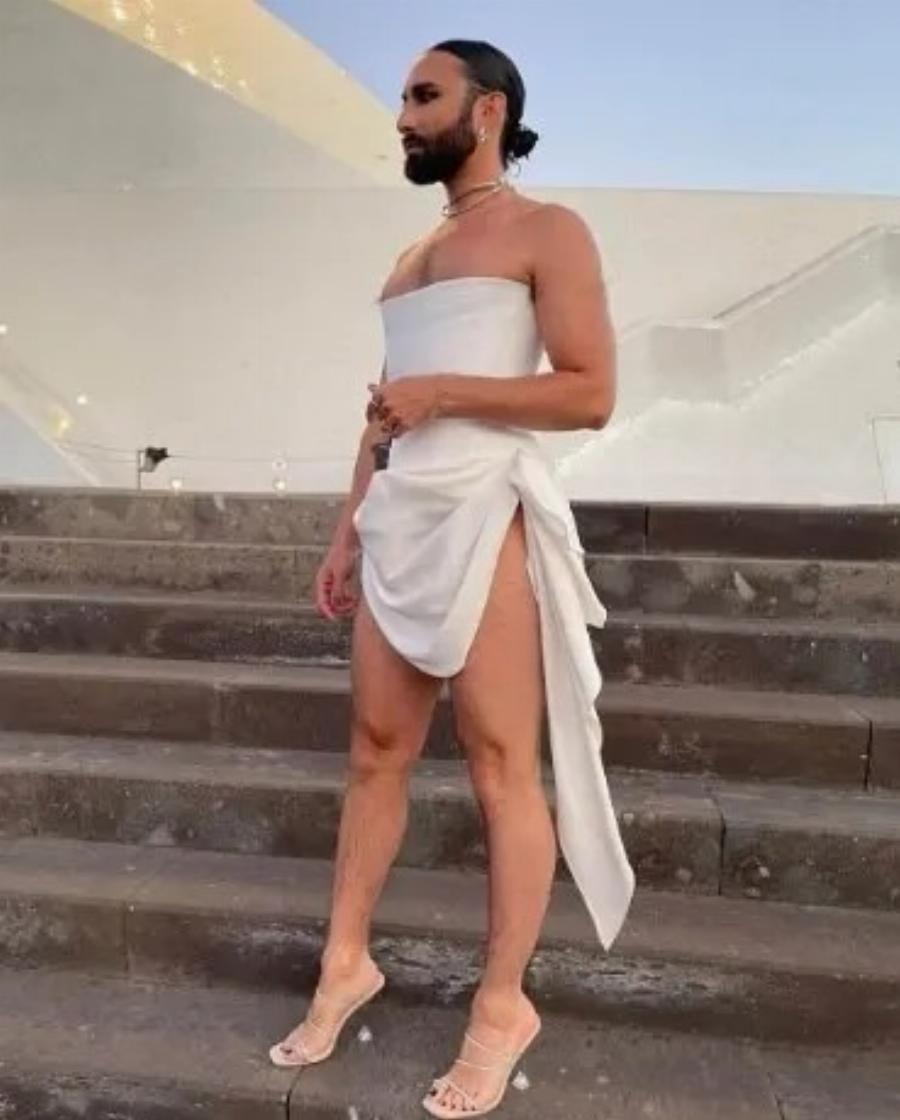 «Οι περαστικοί έμειναν άφωνοι»: Η Βουρστ περπάτησε στο κέντρο του Σίδνεϊ με ολόσωμο κορμάκι και διχτυωτό καλσόν!