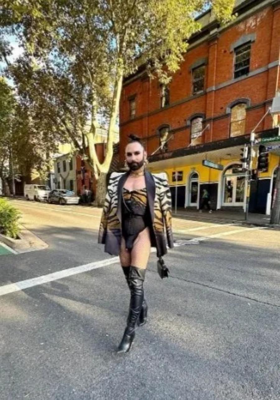 «Οι περαστικοί έμειναν άφωνοι»: Η Βουρστ περπάτησε στο κέντρο του Σίδνεϊ με ολόσωμο κορμάκι και διχτυωτό καλσόν!