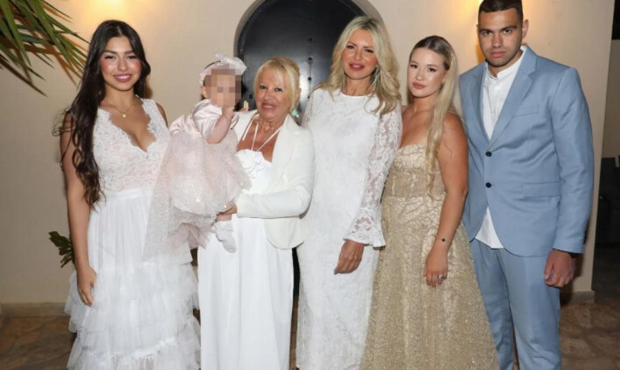 Όλη η εκκλησία γύρισε να την δει: Γιαγιά στα 53 η Τάρια Μπούρα, βάπτισε την εγγονή της με δαντελένιο φόρεμα και mules