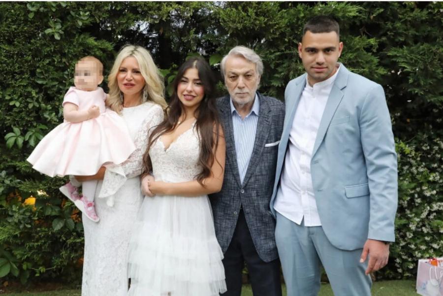 Όλη η εκκλησία γύρισε να την δει: Γιαγιά στα 53 η Τάρια Μπούρα, βάπτισε την εγγονή της με δαντελένιο φόρεμα και mules