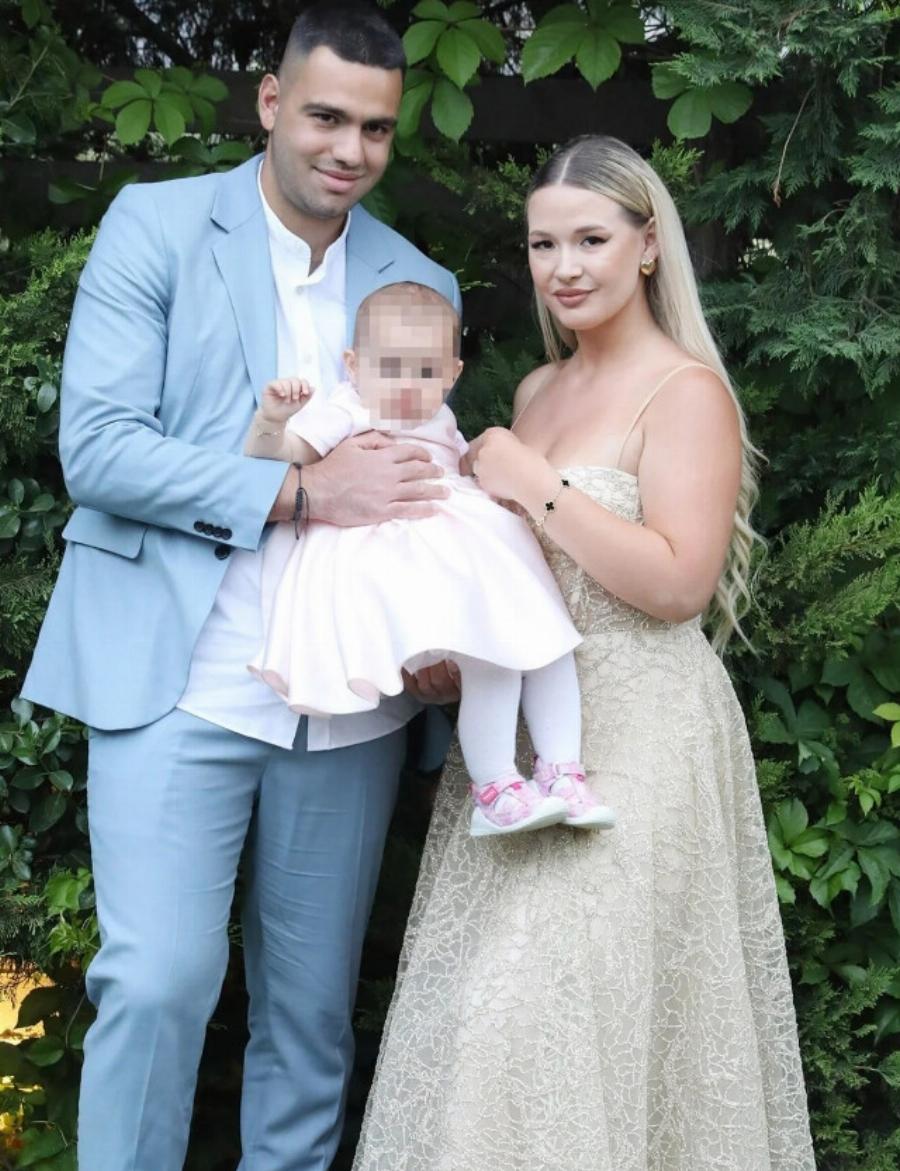 Όλη η εκκλησία γύρισε να την δει: Γιαγιά στα 53 η Τάρια Μπούρα, βάπτισε την εγγονή της με δαντελένιο φόρεμα και mules