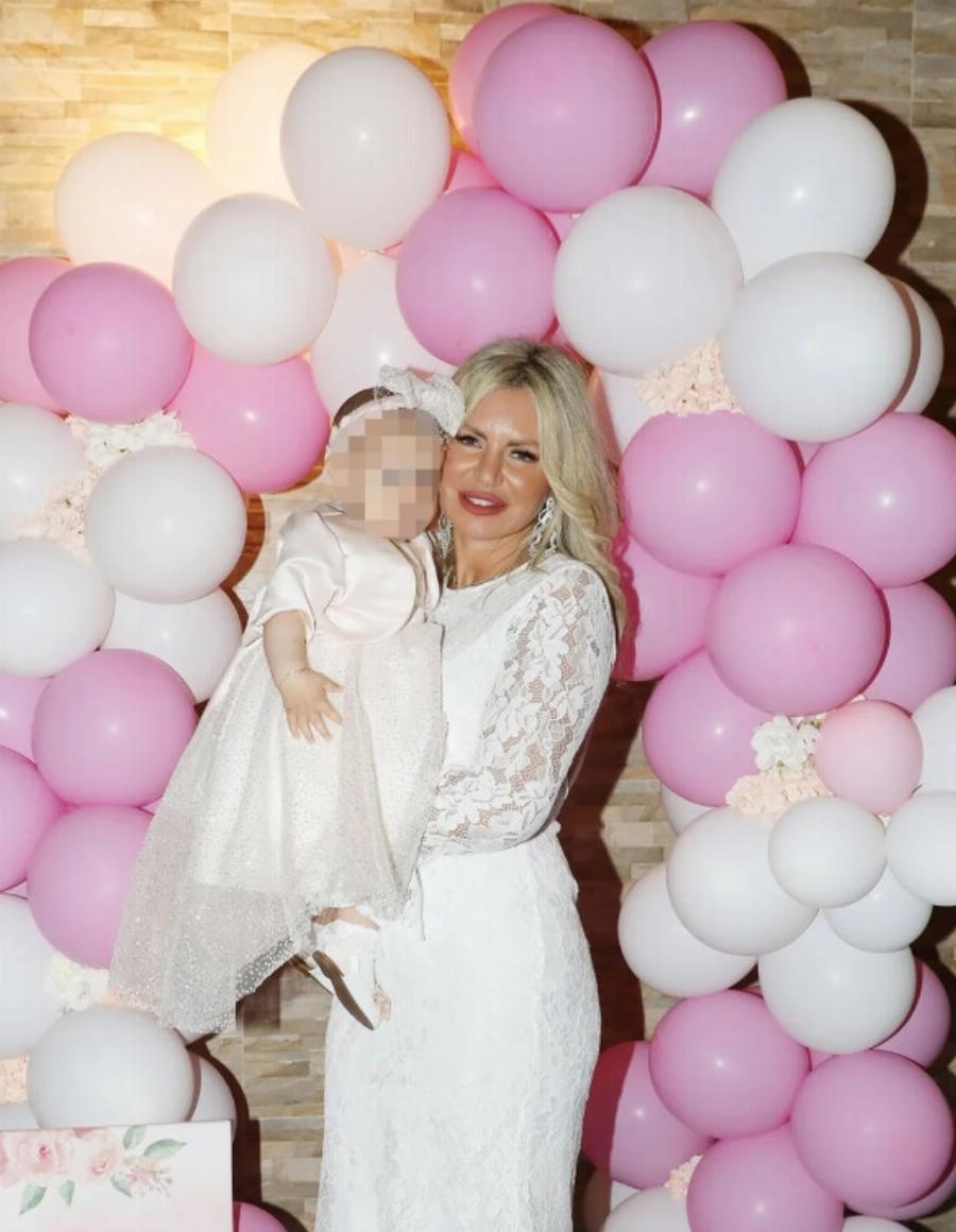 Όλη η εκκλησία γύρισε να την δει: Γιαγιά στα 53 η Τάρια Μπούρα, βάπτισε την εγγονή της με δαντελένιο φόρεμα και mules