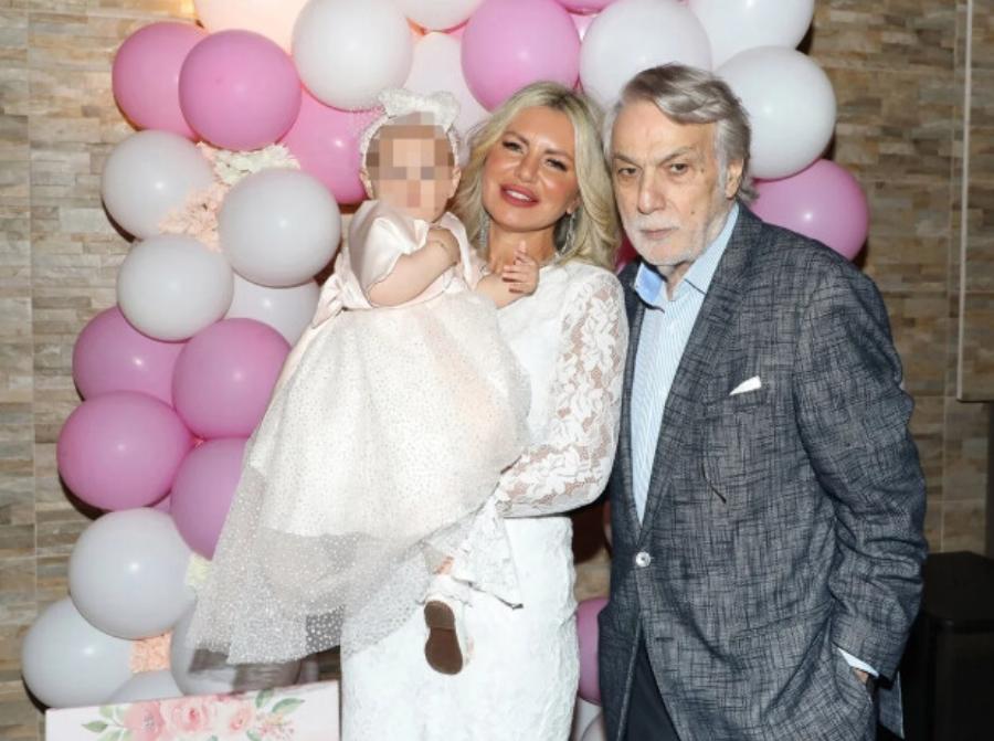 Όλη η εκκλησία γύρισε να την δει: Γιαγιά στα 53 η Τάρια Μπούρα, βάπτισε την εγγονή της με δαντελένιο φόρεμα και mules