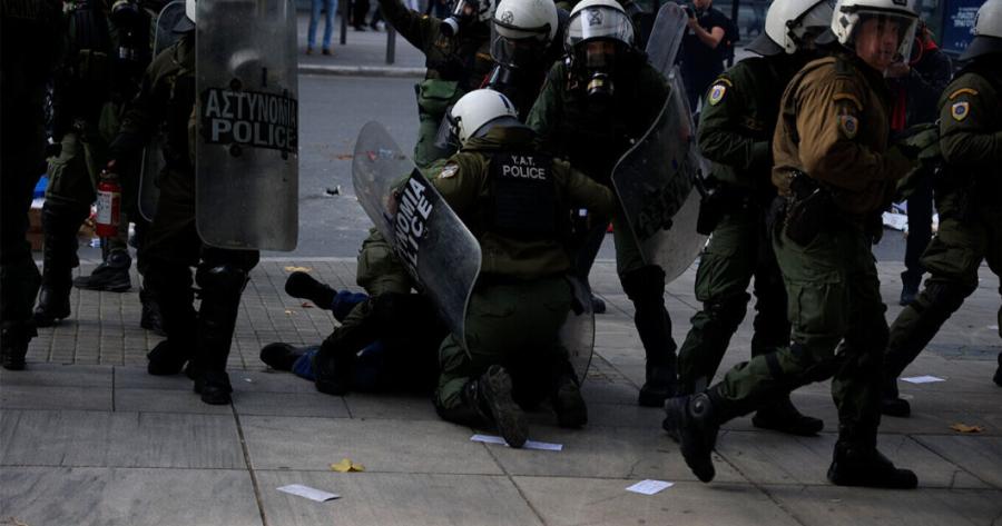 Ντράπηκε και η ντροπή: Δακρυγόvα και επεισόδια ΤΩΡΑ στη συγκέντρωση των Τεμπών