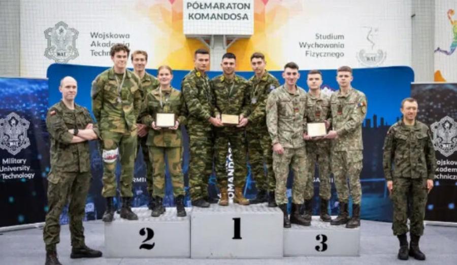 Οι Ευέλπιδες μας κατέκτησαν το Commando Halfmarathon 2024 και σήκωσαν την Ελληνική σημαία