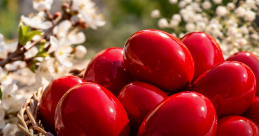 Κατακόκκινα και λαμπερά: Πώς να φτιάξεις τα τέλεια πασχαλινά αυγά που θα ζηλέψουν όλοι φέτος