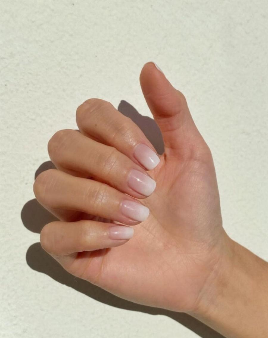 Οι γυναίκες ξετρελάθηκαν, πάει με όλα: Ουρές στα νυχάδικα για το χρώμα της Αθηνάς Οικονομάκου, έκανε τη Νο1 τάση της σεζόν