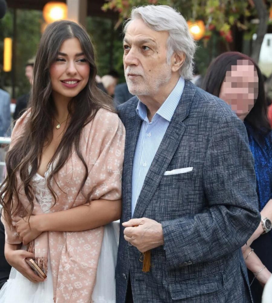 Όλη η εκκλησία γύρισε να την δει: Γιαγιά στα 53 η Τάρια Μπούρα, βάπτισε την εγγονή της με δαντελένιο φόρεμα και mules