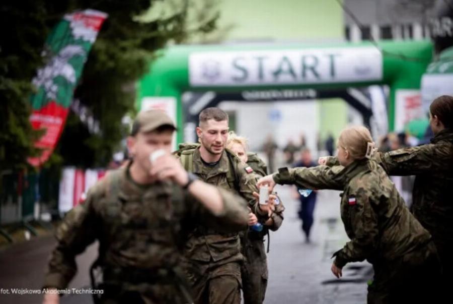 Οι Ευέλπιδες μας κατέκτησαν το Commando Halfmarathon 2024 και σήκωσαν την Ελληνική σημαία