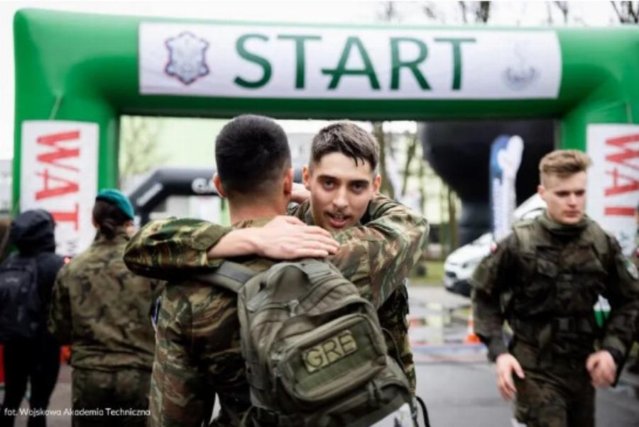 Οι Ευέλπιδες μας κατέκτησαν το Commando Halfmarathon 2024 και σήκωσαν την Ελληνική σημαία
