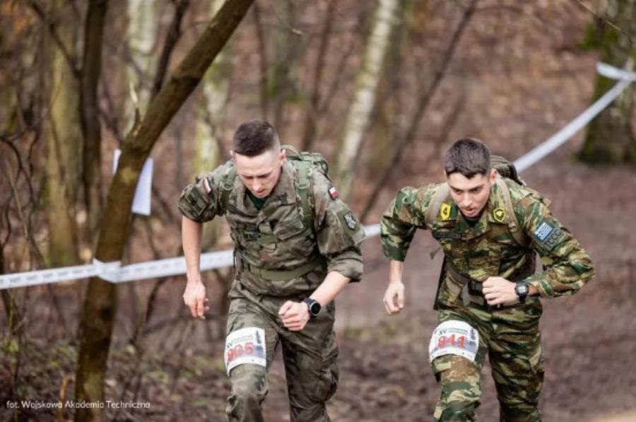 Οι Ευέλπιδες μας κατέκτησαν το Commando Halfmarathon 2024 και σήκωσαν την Ελληνική σημαία