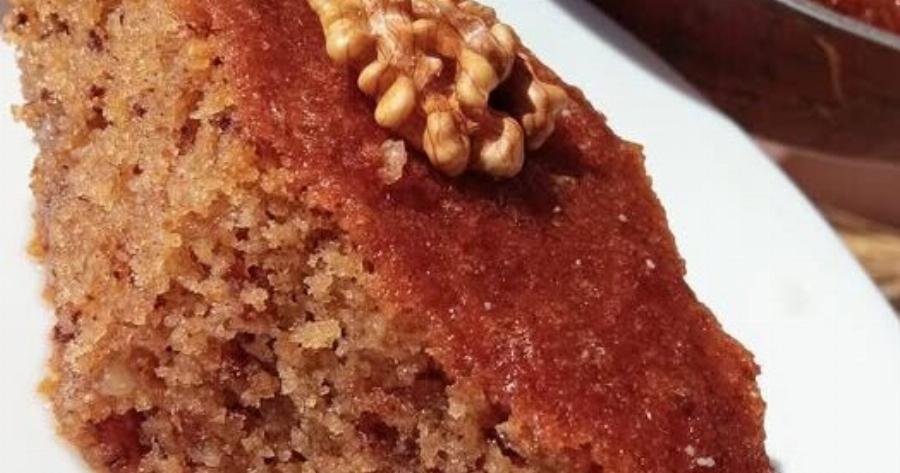 Νηστίσιμη καρυδόπιτα σιροπιαστή: Η εύκολη συνταγή που γίνεται ανάρπαστη