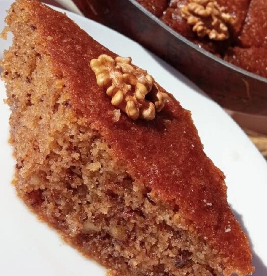 Νηστίσιμη καρυδόπιτα σιροπιαστή: Η εύκολη συνταγή που γίνεται ανάρπαστη