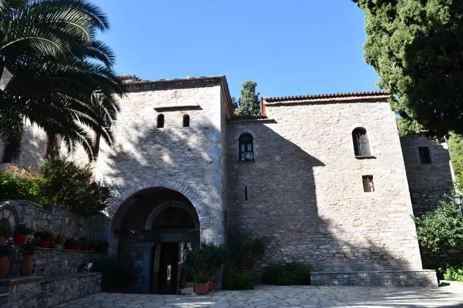 Γιώργος Αγγελόπουλος – Δήμητρα Βαμβακούση: H βάφτιση της κόρης τους στην Σκιάθο! – Το διπλό όνομα κι οι υπέροχες μπομπονιέρες