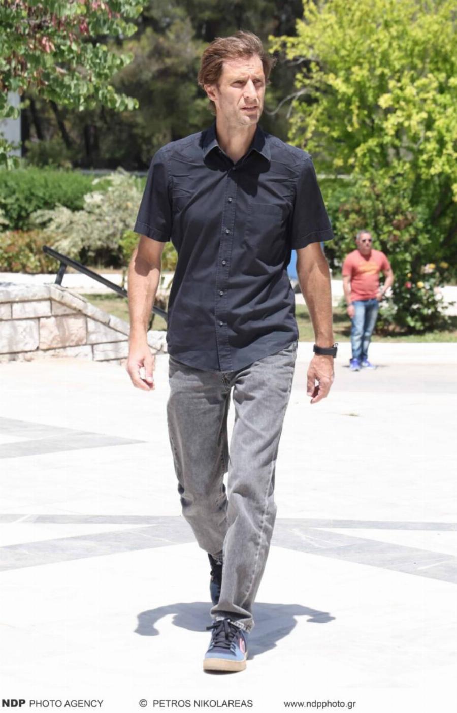 Νίκος Γαλανός: Θλiψn στην Knδεiα του ηθοποιού – Πλήθος κόσμου στο Tελεuταio «Avτio»