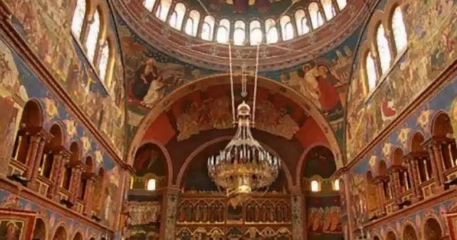 Πανικός σε εκκλησία της Αθήνας: Άνδρας μπήκε γuμνóς στους Χαιρετισμούς και φώναζε συνθήματα