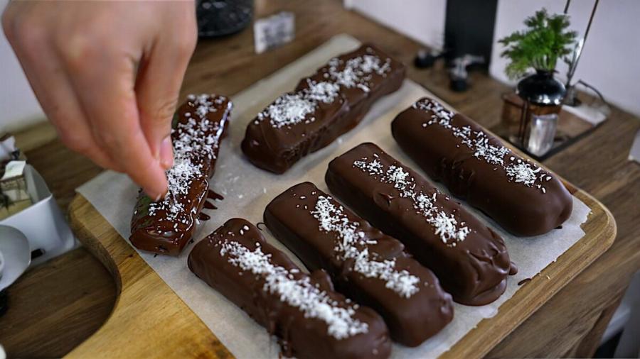 Σοκολατάκια Bounty με Φράουλα Χωρίς Ζάχαρη μόλις με 5 υλικά