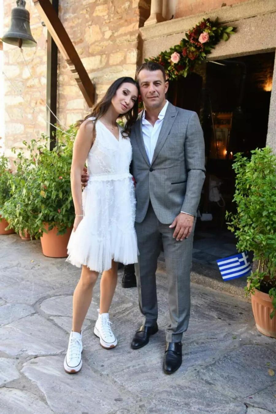 Γιώργος Αγγελόπουλος – Δήμητρα Βαμβακούση: H βάφτιση της κόρης τους στην Σκιάθο! – Το διπλό όνομα κι οι υπέροχες μπομπονιέρες