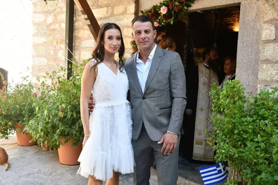 Γιώργος Αγγελόπουλος – Δήμητρα Βαμβακούση: H βάφτιση της κόρης τους στην Σκιάθο! – Το διπλό όνομα κι οι υπέροχες μπομπονιέρες