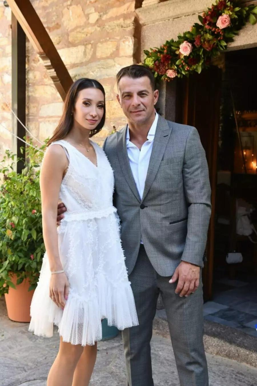 Γιώργος Αγγελόπουλος – Δήμητρα Βαμβακούση: H βάφτιση της κόρης τους στην Σκιάθο! – Το διπλό όνομα κι οι υπέροχες μπομπονιέρες