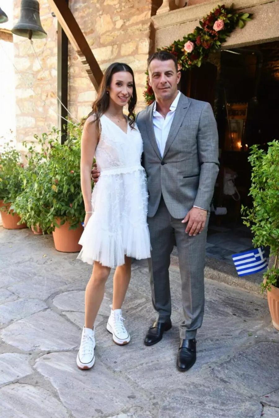 Γιώργος Αγγελόπουλος – Δήμητρα Βαμβακούση: H βάφτιση της κόρης τους στην Σκιάθο! – Το διπλό όνομα κι οι υπέροχες μπομπονιέρες