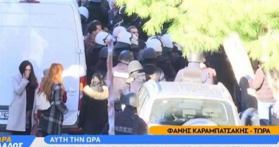 Κάνουν έξωση με τα ΜΑΤ σε ανάπηρη μητέρα και τον γιο της στα Άνω Πετράλωνα