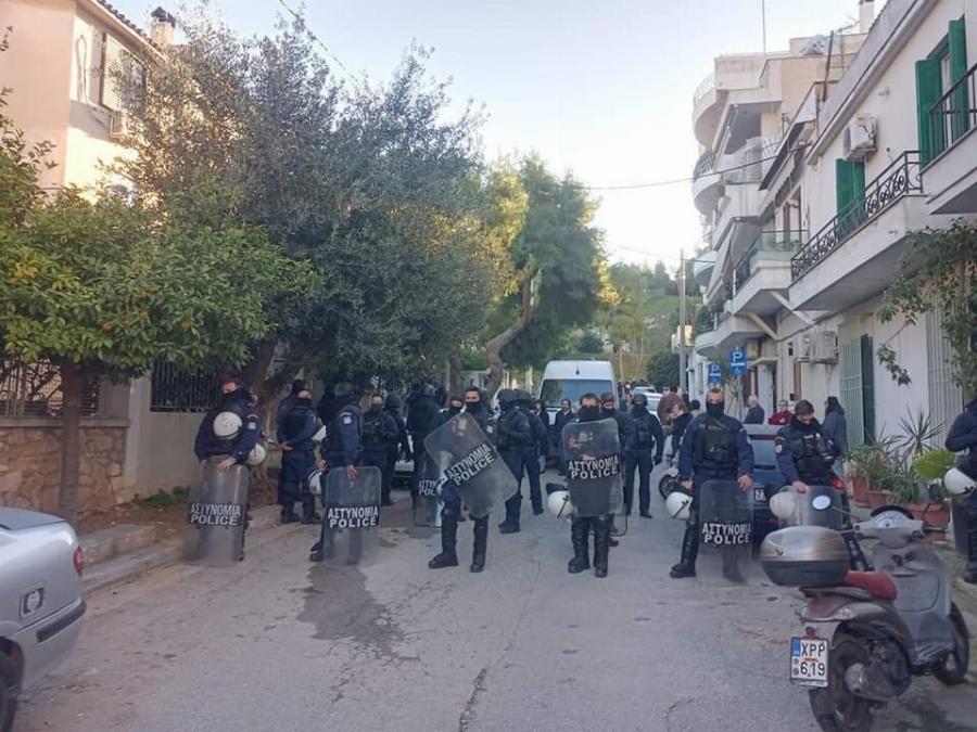 Κάνουν έξωση με τα ΜΑΤ σε ανάπηρη μητέρα και τον γιο της στα Άνω Πετράλωνα