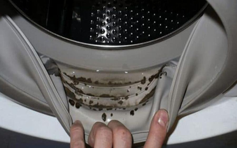 Μύριζε μούχλα το πλυντήριο: Με μία κουταλιά από 1 μόνο θαυματουργό υλικό κατάφερε να το κάνει παρελθόν