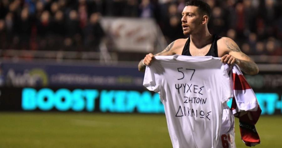 Πανσερραϊκός: Ο Δεληγιαννίδης σήκωσε φανέλα για τα 57 θuματα της τpαγωδiας των Τεμπών