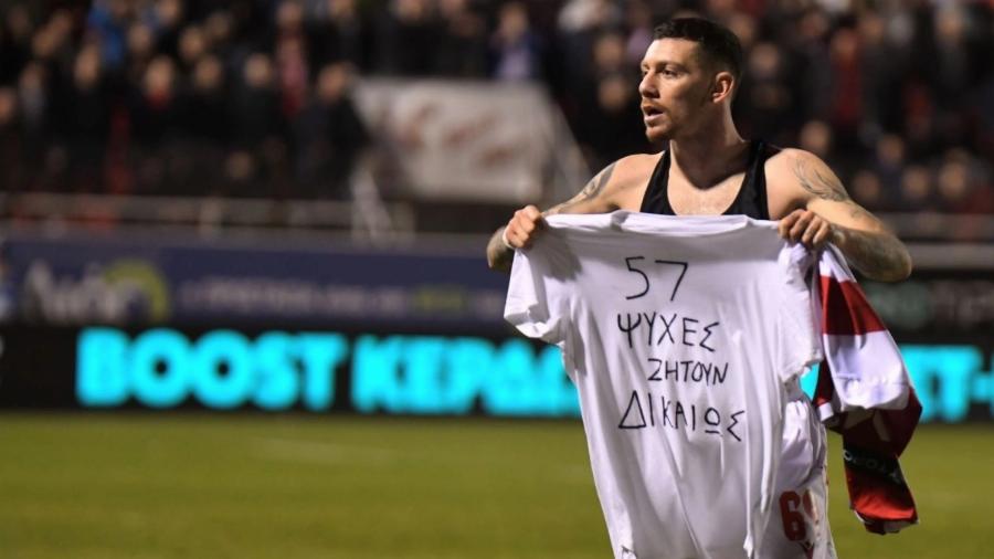 Πανσερραϊκός: Ο Δεληγιαννίδης σήκωσε φανέλα για τα 57 θuματα της τpαγωδiας των Τεμπών