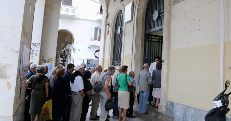 ΤΡΕΧΟΥΝ ΣΤΑ ΑΤΜ ΧΙΛΙΑΔΕΣ ΕΛΛΗΝΕΣ – ΜΠΗΚΑΝ ΤΑ ΠΡΩΤΑ ΛΕΦΤΑ ΣΤΟΥΣ ΛΟΓΑΡΙΣΜΟΥΣ