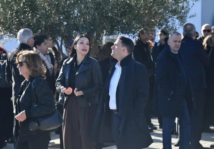 Ράγισαν καρδιές στη Κηδεία του Γιώργου Παπαδάκη – Συγκίνηση στο τελευταίο αντίο στη Ριτσώνα