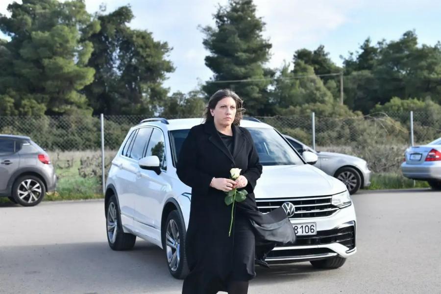 Ράγισαν καρδιές στη Κηδεία του Γιώργου Παπαδάκη – Συγκίνηση στο τελευταίο αντίο στη Ριτσώνα