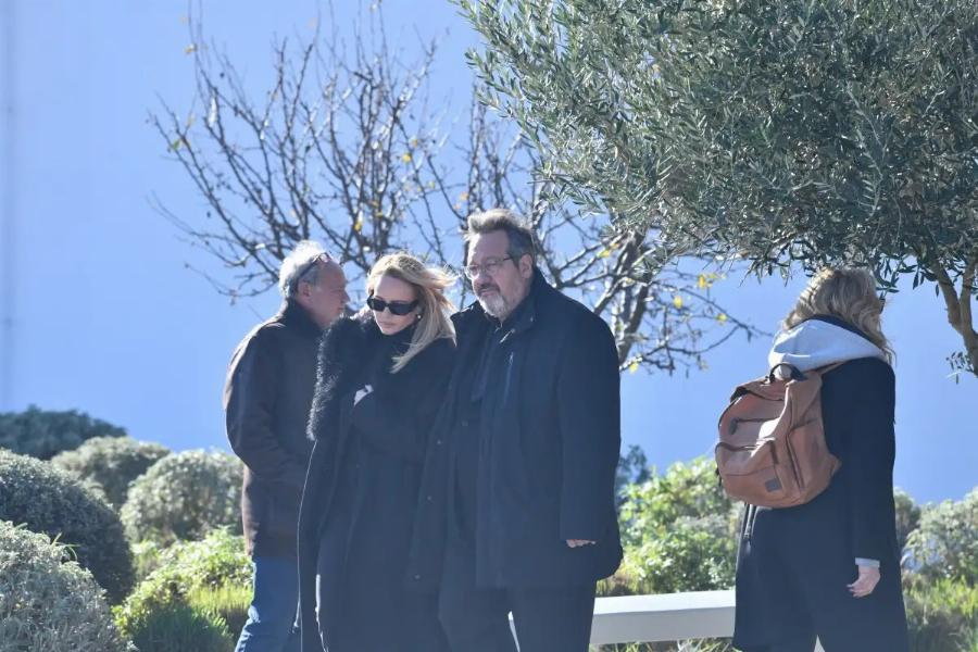 Ράγισαν καρδιές στη Κηδεία του Γιώργου Παπαδάκη – Συγκίνηση στο τελευταίο αντίο στη Ριτσώνα