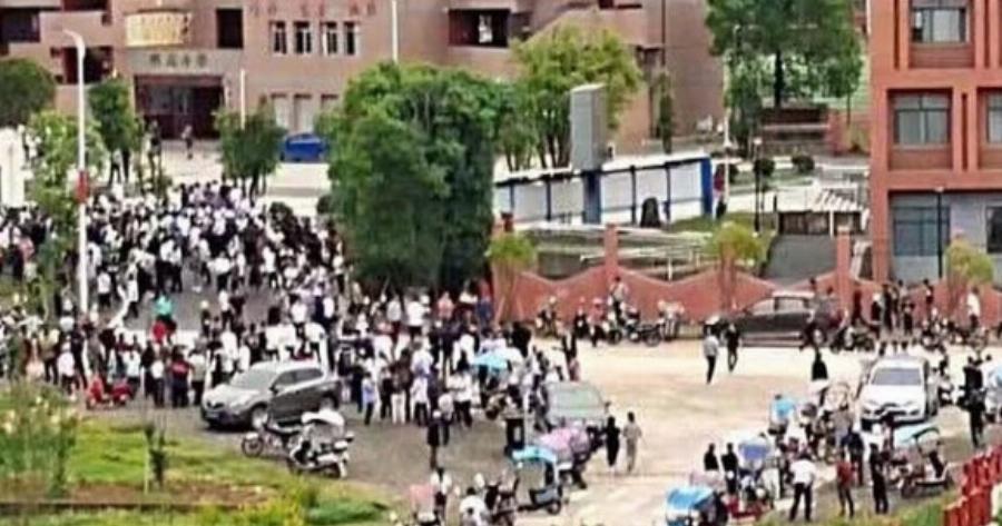 Επiθεση σε σχολείο με μαχαίρi – Δυο νεκροi