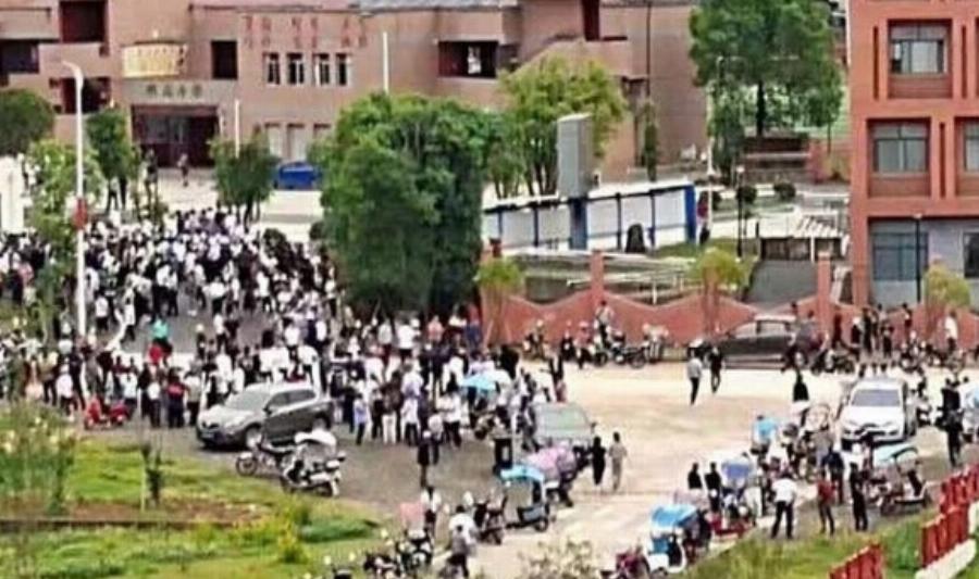 Επiθεση σε σχολείο με μαχαίρi – Δυο νεκροi