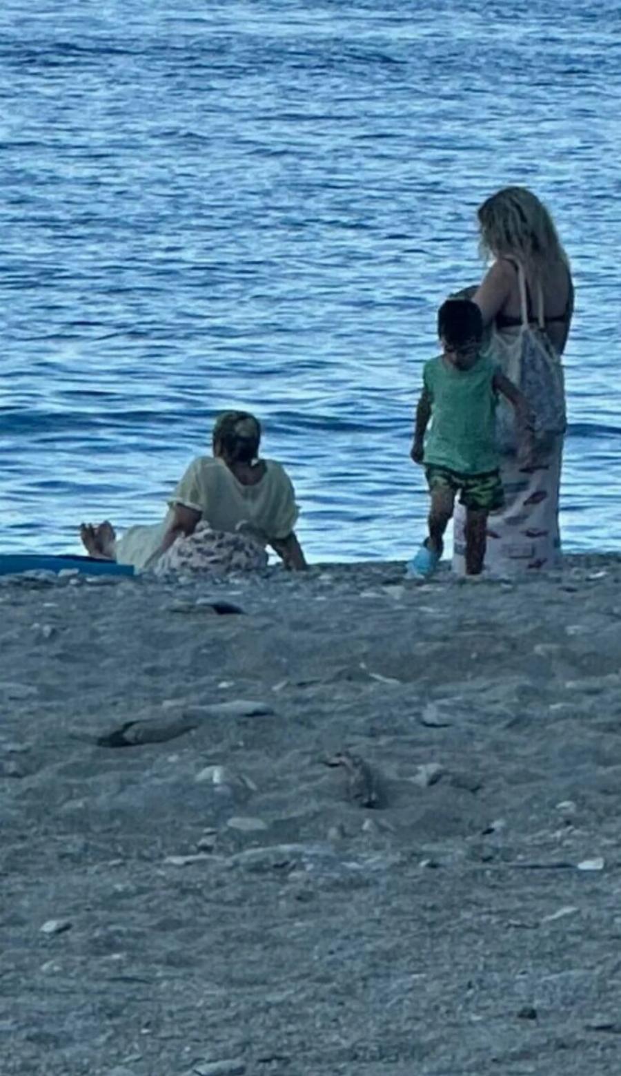 Μία από μας: Η Μαρία Καβογιάννη στα 66 της φωτογραφήθηκε στην παραλία και είναι μια απλή γυναίκα χωρίς ρετούς και φίλτρα