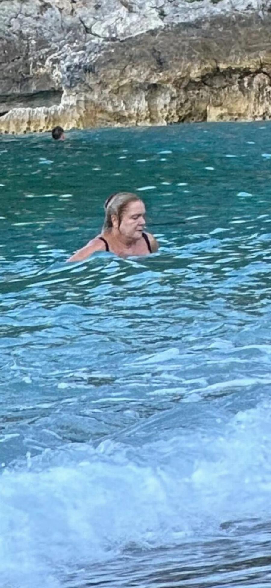 Μία από μας: Η Μαρία Καβογιάννη στα 66 της φωτογραφήθηκε στην παραλία και είναι μια απλή γυναίκα χωρίς ρετούς και φίλτρα