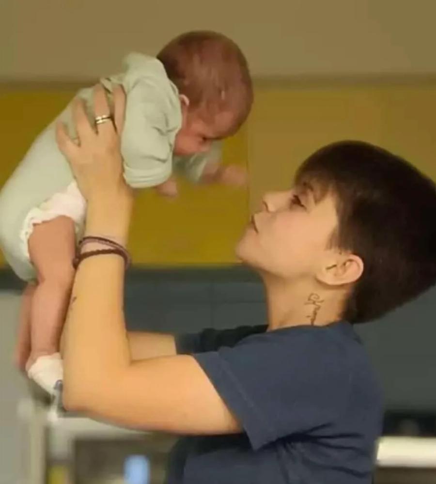 Σάλoς με τις απoκαλύψεις: Η Ειρήνη Μουρτζούκου είχε κάνει ίδιο τατουάζ με τη Ρούλα Πισπιρίγκου – Αuτό είναι