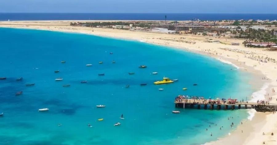 Γιατί πεθαίνουν τουρίστες μετά τις διακοπές τους σε αυτό το νησί;