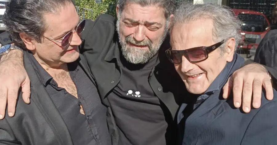 «Μου λείπεις αδερφέ» – Υποβασταζόμενος ο Μιχάλης Ιατρόπουλος – Κατέρρευσε στο μνημόσυνο