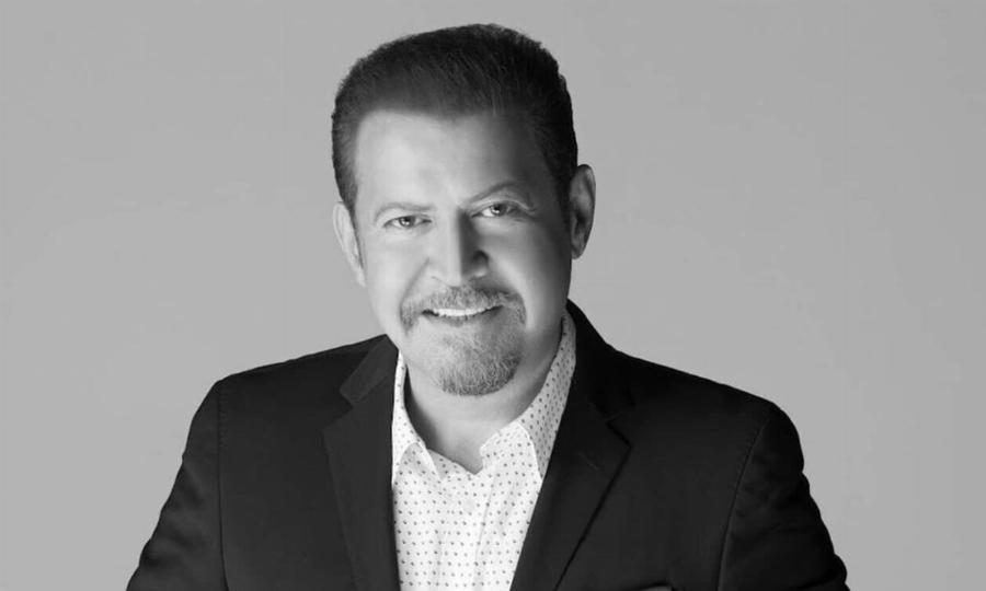 «Μου λείπεις αδερφέ» – Υποβασταζόμενος ο Μιχάλης Ιατρόπουλος – Κατέρρευσε στο μνημόσυνο