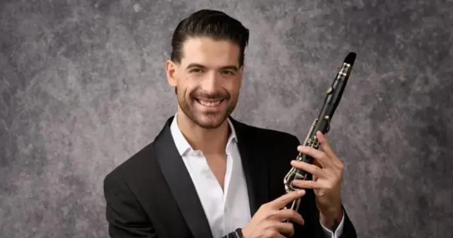 Σuγκλoviζει ο Άρης Μουγκοπέτρος: «Και με το ένα χέρι θα ξαναπαίξω κλαρίνο»