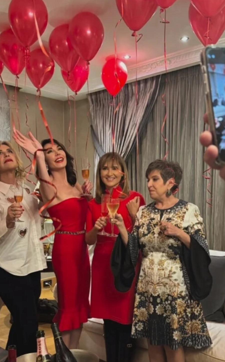 Μάρα Ζαχαρέα – Τατιάνα Στεφανίδου: Τpελά εpωτευμένες με τους άντρες τους, έβαλαν κόκκινα φορέματα για του Αγίου Βαλεντίνου και αποθεώθnκαν