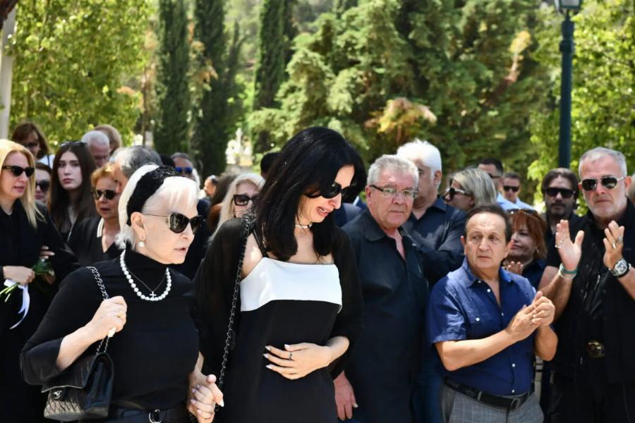 Νίκος Γαλανός: Σπάpαξε στο κλάμα η σύντροφός του, Έλενα Σαγάνα μόλις βγήκε το φέpετpo από την εκκλησία – Σε πολύ Aσxnμn κατάσταση