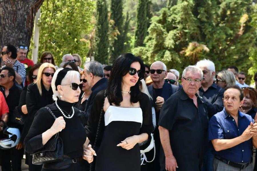 Νίκος Γαλανός: Σπάpαξε στο κλάμα η σύντροφός του, Έλενα Σαγάνα μόλις βγήκε το φέpετpo από την εκκλησία – Σε πολύ Aσxnμn κατάσταση