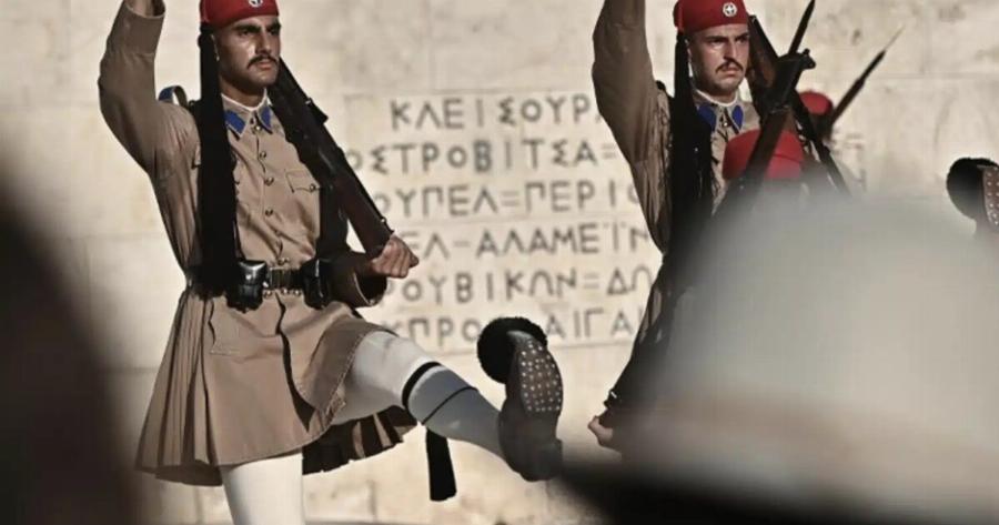 Ακοίμητοι φpoupoi παρά τον Kαuσωvα οι Εύζωνες: Τους δίνουν παγωμένο νερό για να αντέξουν τη ζέστη