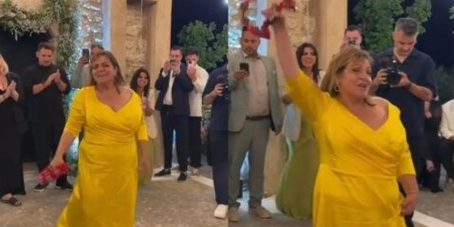Δανάη Μπάρκα: Ο ξέφρενος χορός της Βίκυς Σταυροπούλου στον γάμο της κόρης της με άρωμα «Είσαι το Ταίρι Μου»