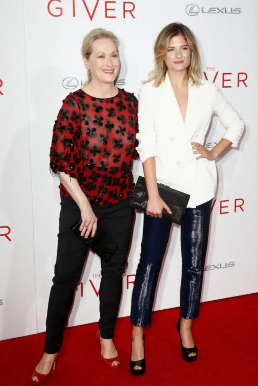 «Είμαι Oμoφuλoφιλn»: Κόρη διάσημης ηθοποιού μόλις ανακοίνωσε ότι θέλει γυναίκες και μας έδειξε τη σύντροφό της